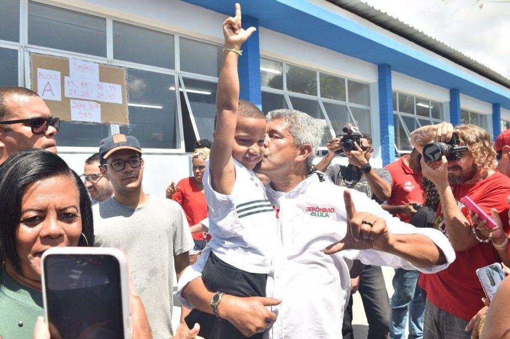 OS CANDIDATOS AO GOVERNO DA BAHIA JERÔNIMO RODRIGUES E ACM NETO VOTAM EM SALVADOR 