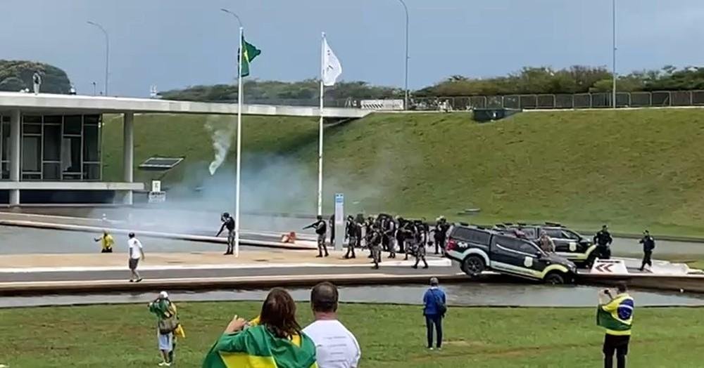 POLICIAIS DO DF SÃO FILMADOS CONVERSANDO COM INVASORES DO CONGRESSO NACIONAL 