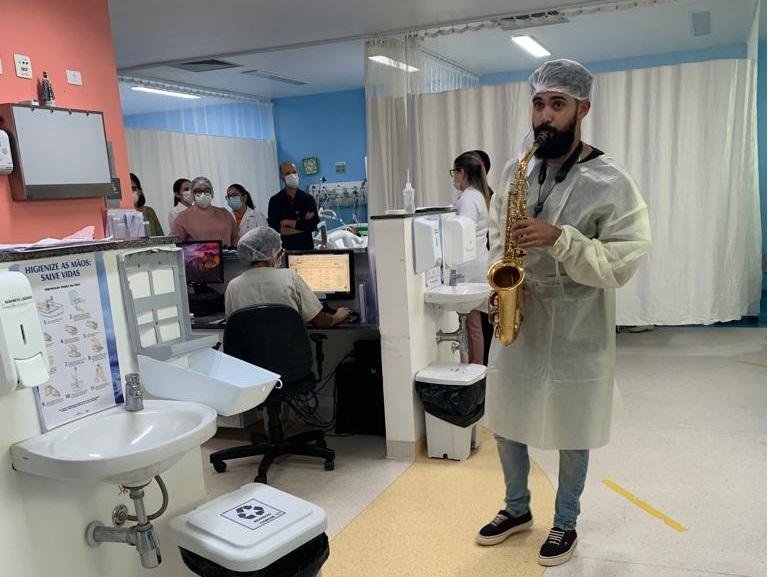 HOSPITAL REGIONAL COSTA DO CACAU REALIZA MOMENTO DE MUSICOTERAPIA PARA PACIENTES INTERNADOS NAS UTIs 