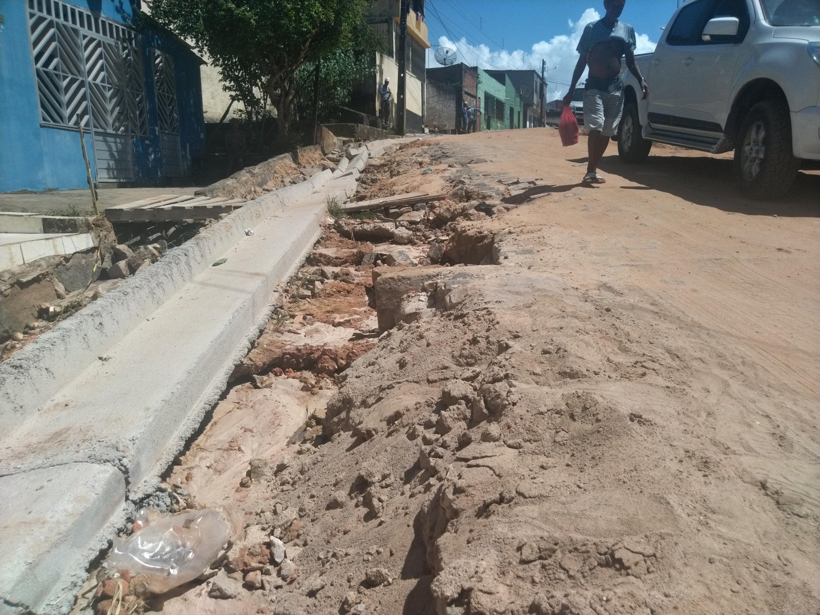 OBRAS DAS RUAS QUE DÃO ACESSO AO HOSPITAL MATERNO INFANTIL ESTÃO ATRASADAS