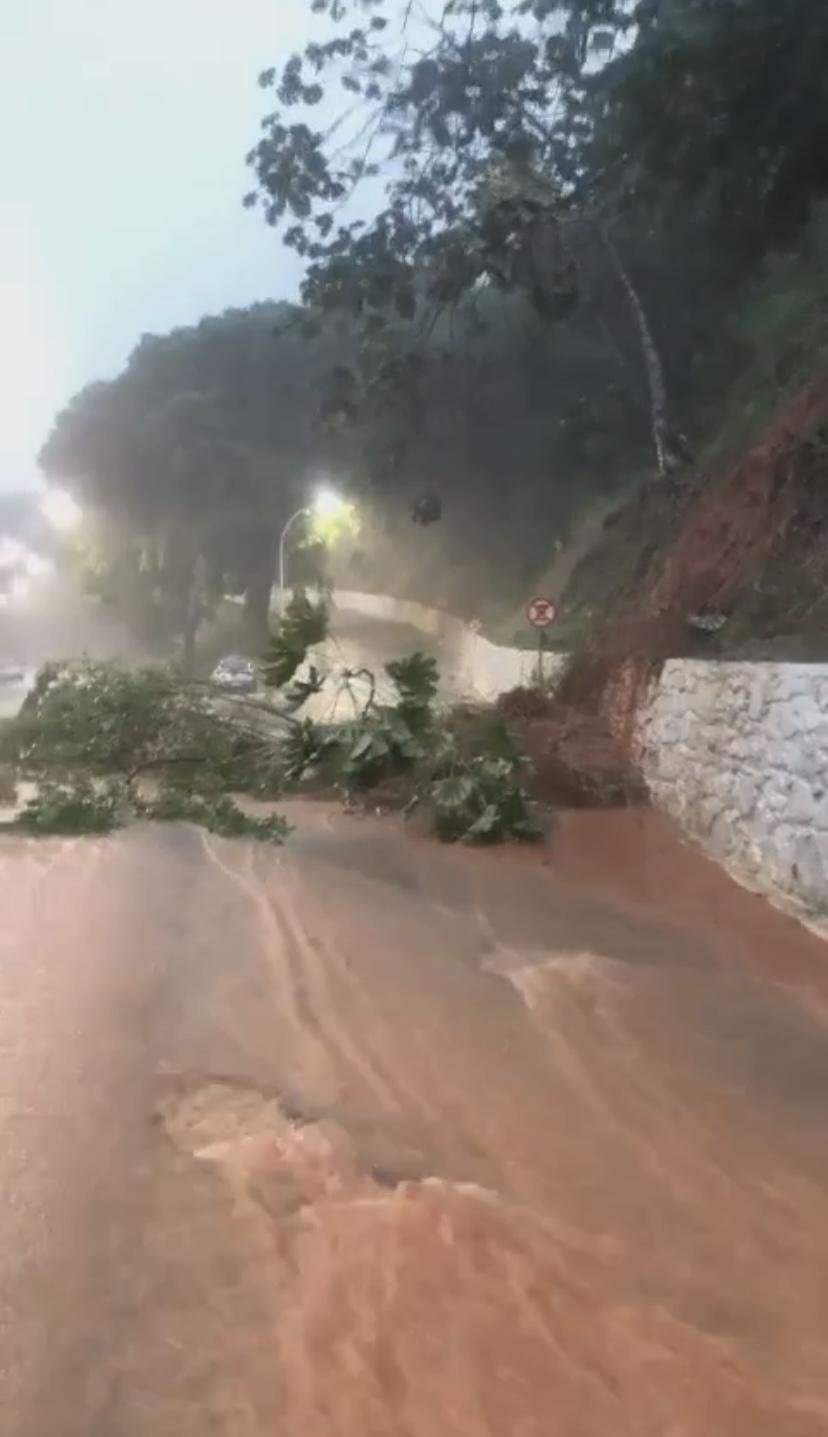 ILHÉUS SOFRE COM DESLIZAMENTOS DE TERRA E ALAGAMENTOS NESTA MADRUGADA (21)