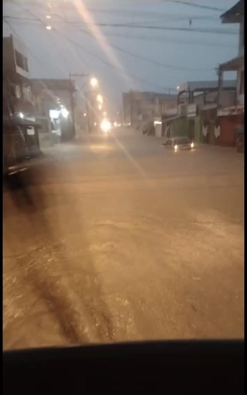ILHÉUS SOFRE COM DESLIZAMENTOS DE TERRA E ALAGAMENTOS NESTA MADRUGADA (21)