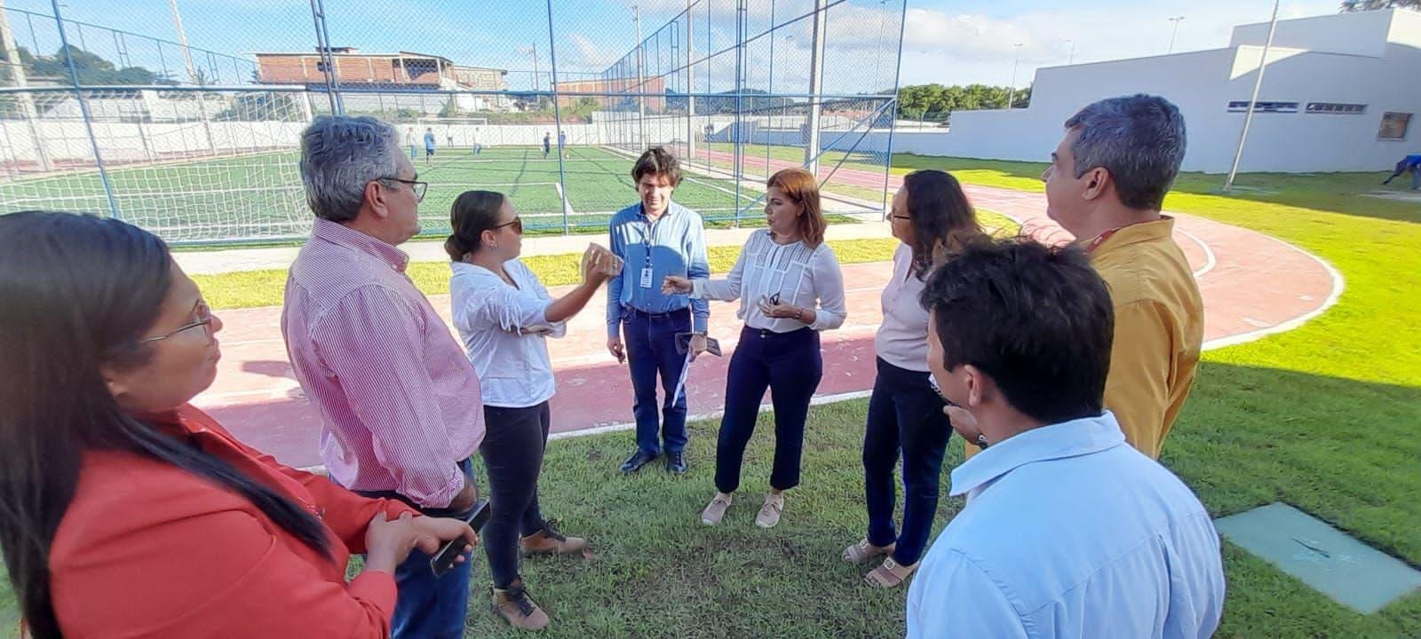 SECRETÁRIA ADÉLIA PINHEIRO VISTORIA ESCOLAS ATINGIDAS PELA CHUVA EM ILHÉUS 