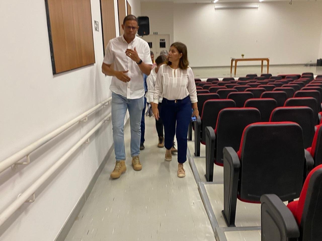 SECRETÁRIA ADÉLIA PINHEIRO VISTORIA ESCOLAS ATINGIDAS PELA CHUVA EM ILHÉUS 
