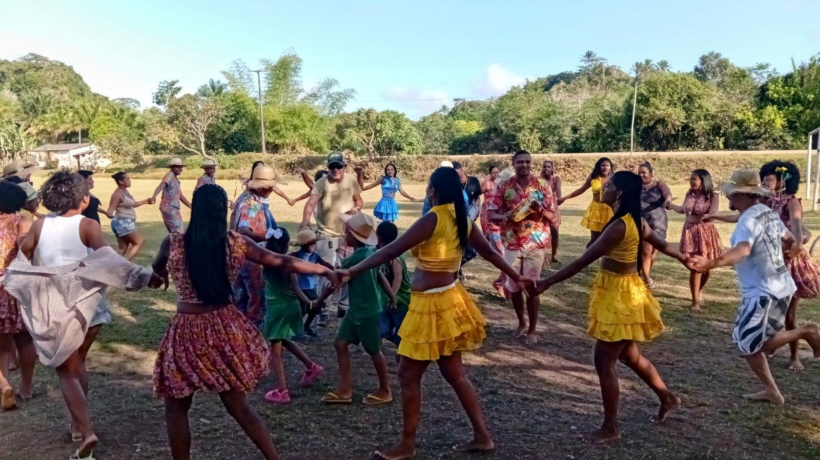 ATORES DA GLOBO FAZEM WORKSHOP COM O BOI BUMBÁ DE ILHÉUS 