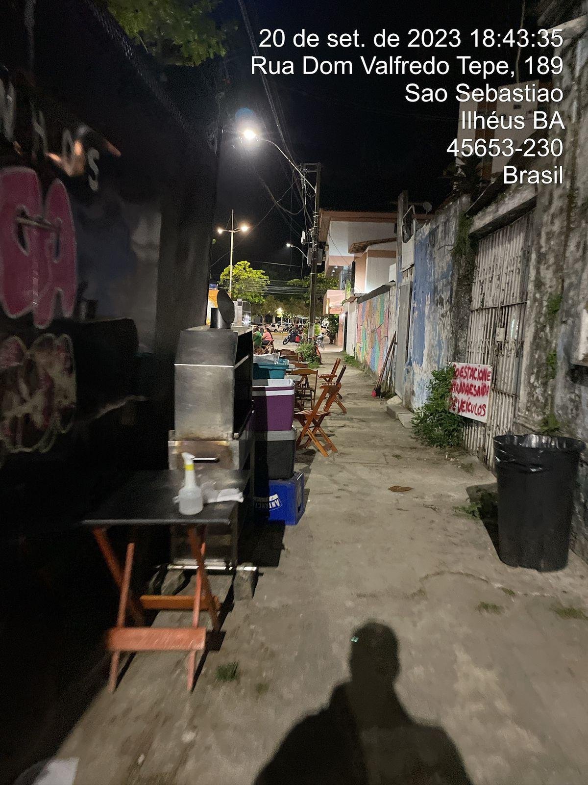 MORADORES RECLAMAM DE SUJEIRA E MAL CHEIRO NAS PROXIMIDADES DA PRAÇA CASTRO ALVES  MORADORES RECLAMAM DE SUJEIRA E MAL CHEIRO NAS PROXIMIDADES DA PRAÇA CASTRO ALVES