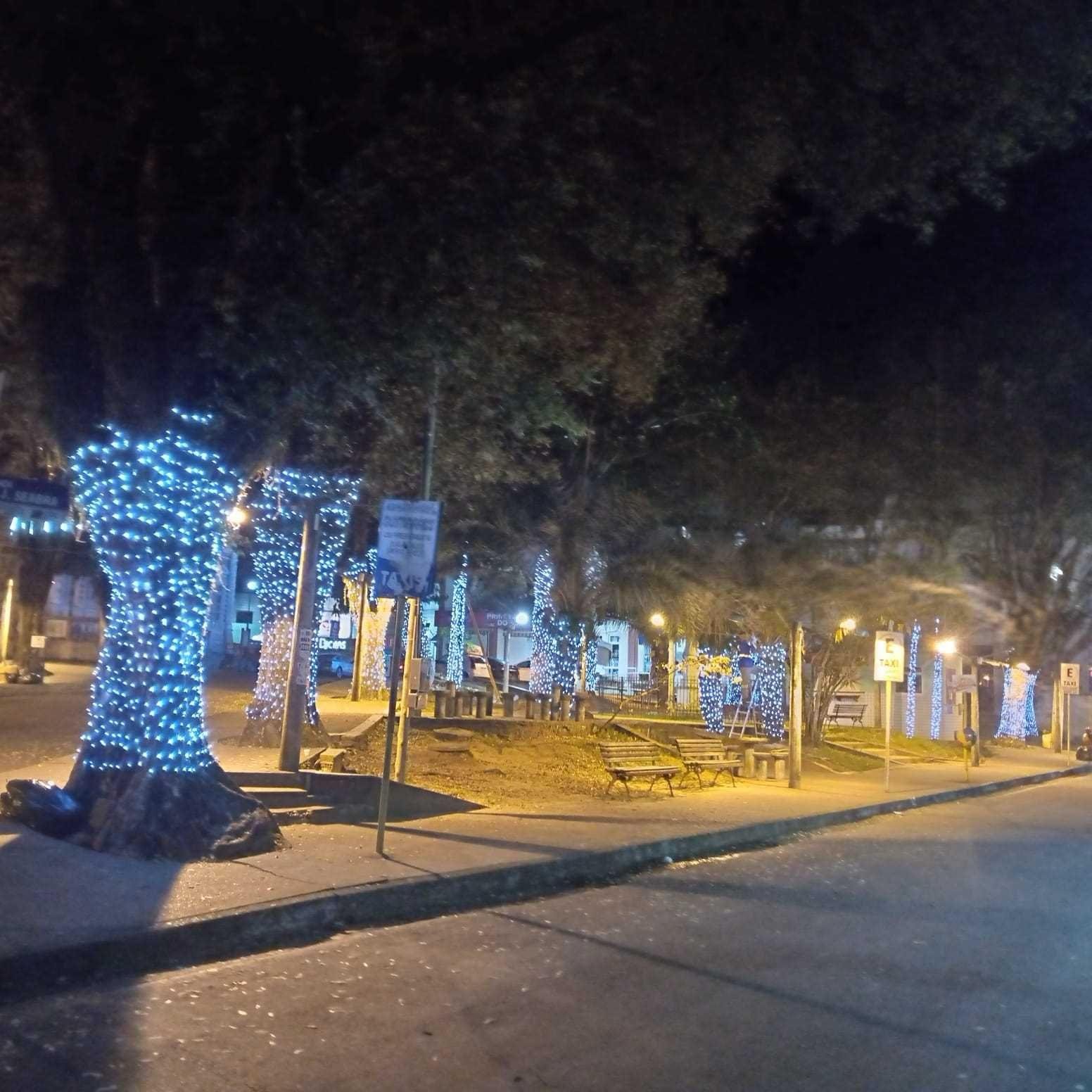 CENTRO HISTÓRICO DE ILHÉUS COMEÇA A RECEBER ILUMINAÇÃO ESPECIAL PARA AS FESTAS DE FIM DE ANO 