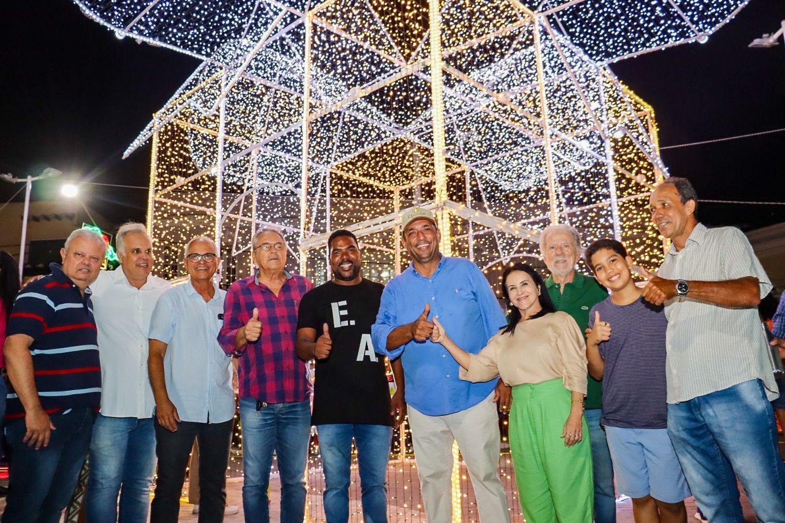 DURANTE ABERTURA OFICIAL DO NATAL ENCANTADO, MÁRIO ALEXANDRE ENTREGA REFORMA DA PRAÇA DOM EDUARDO 