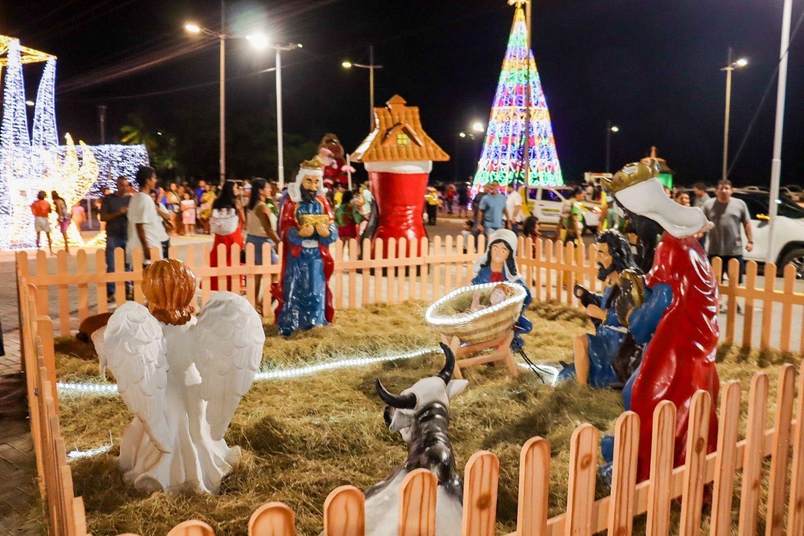 DURANTE ABERTURA OFICIAL DO NATAL ENCANTADO, MÁRIO ALEXANDRE ENTREGA REFORMA DA PRAÇA DOM EDUARDO 