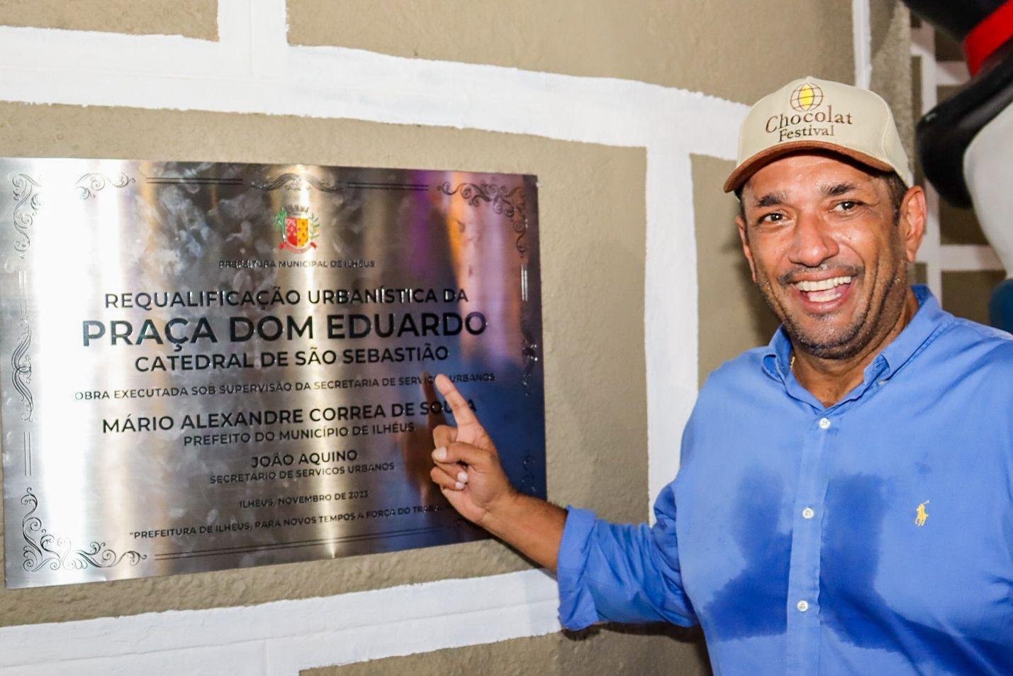 DURANTE ABERTURA OFICIAL DO NATAL ENCANTADO, MÁRIO ALEXANDRE ENTREGA REFORMA DA PRAÇA DOM EDUARDO 