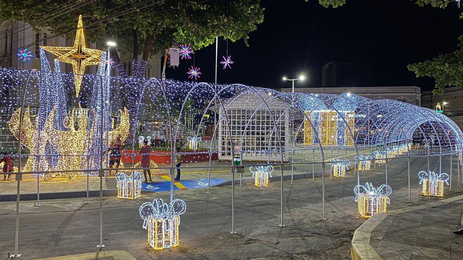 DURANTE ABERTURA OFICIAL DO NATAL ENCANTADO, MÁRIO ALEXANDRE ENTREGA REFORMA DA PRAÇA DOM EDUARDO 