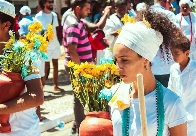 LAVAGEM DAS ESCADARIAS DA CATEDRAL DE SÃO SEBASTIÃO ATRAI CENTENAS DE FIÉIS E TURISTAS