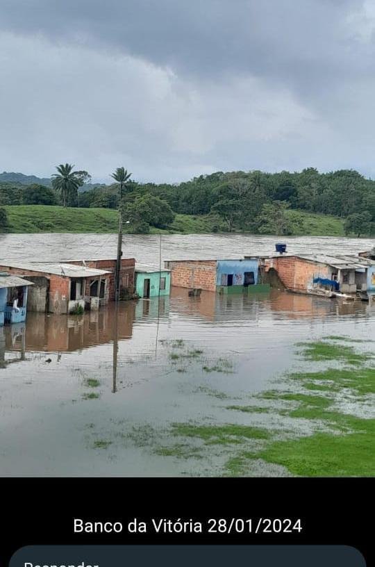 RIO CACHOEIRA INVADE PISTA DA BR-415, ENTRE ILHÉUS E ITABUNA