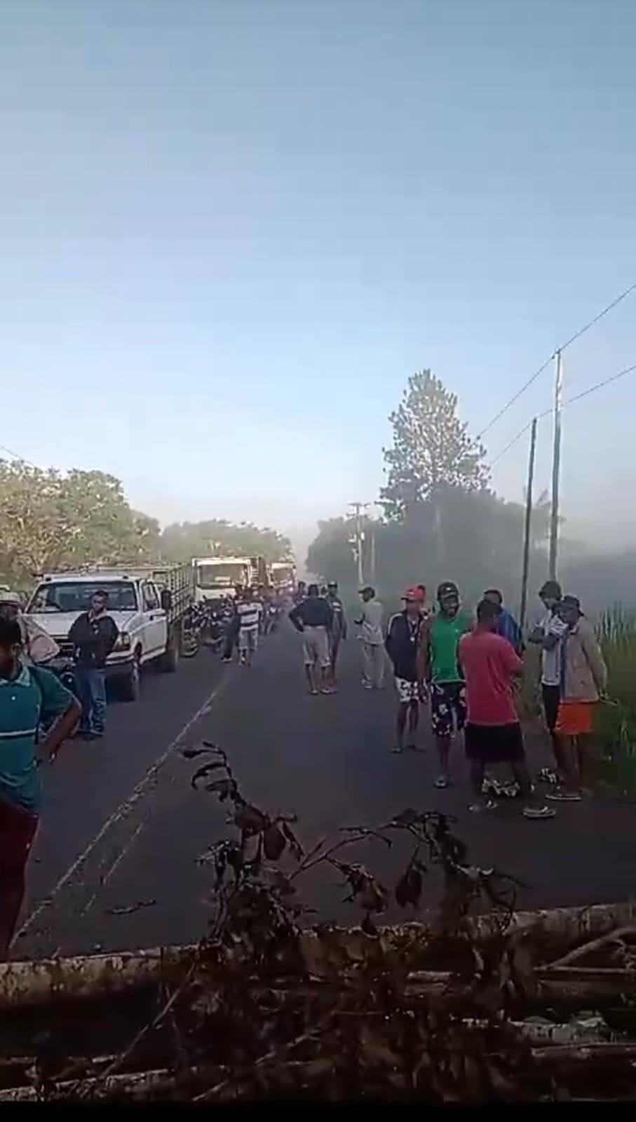 MORADORES FECHAM RODOVIA BA-262 ENTRE ILHÉUS E URUÇUCA