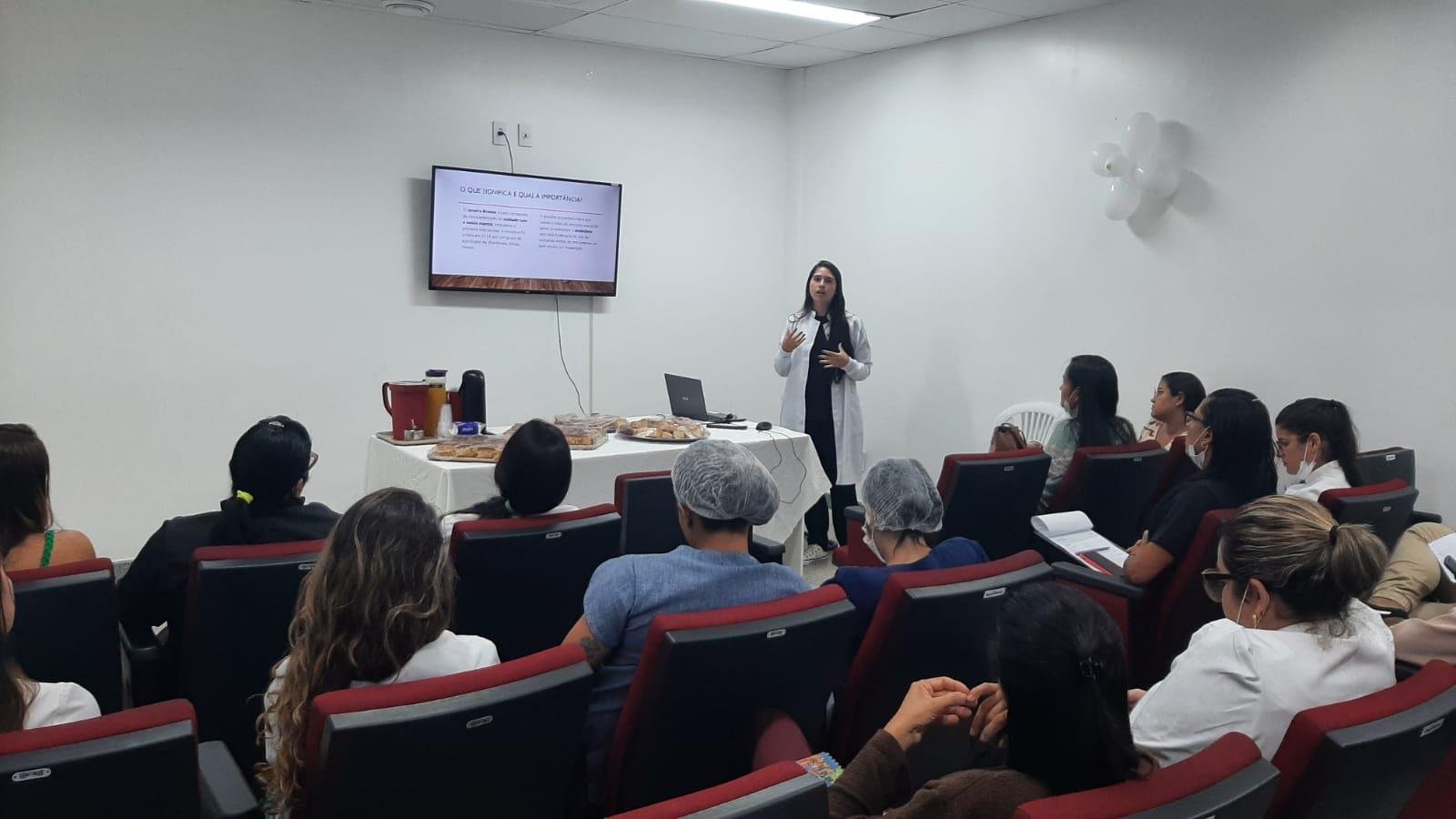 JANEIRO BRANCO LEVA MÚSICA E PALESTRAS PARA PROFISSIONAIS DO HOSPITAL REGIONAL COSTA DO CACAU