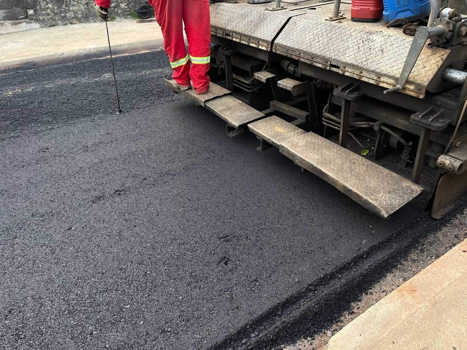 RUA SANTARÉM, EM ILHÉUS, RECEBE PAVIMENTAÇÃO ASFÁLTICA