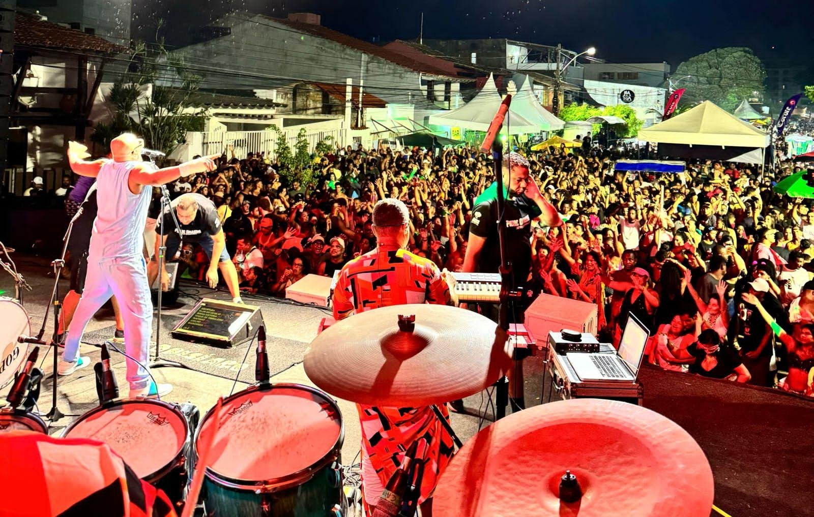 BLOCO 'AS MURINGUETES' ARRASTA MULTIDÃO E ABRE CARNAVAL CULTURAL EM ILHÉUS