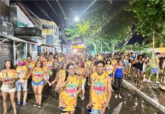 SEGUNDO DIA DE CARNAVAL ARRASTA MULTIDÃO DE FOLIÕES EM ILHÉUS