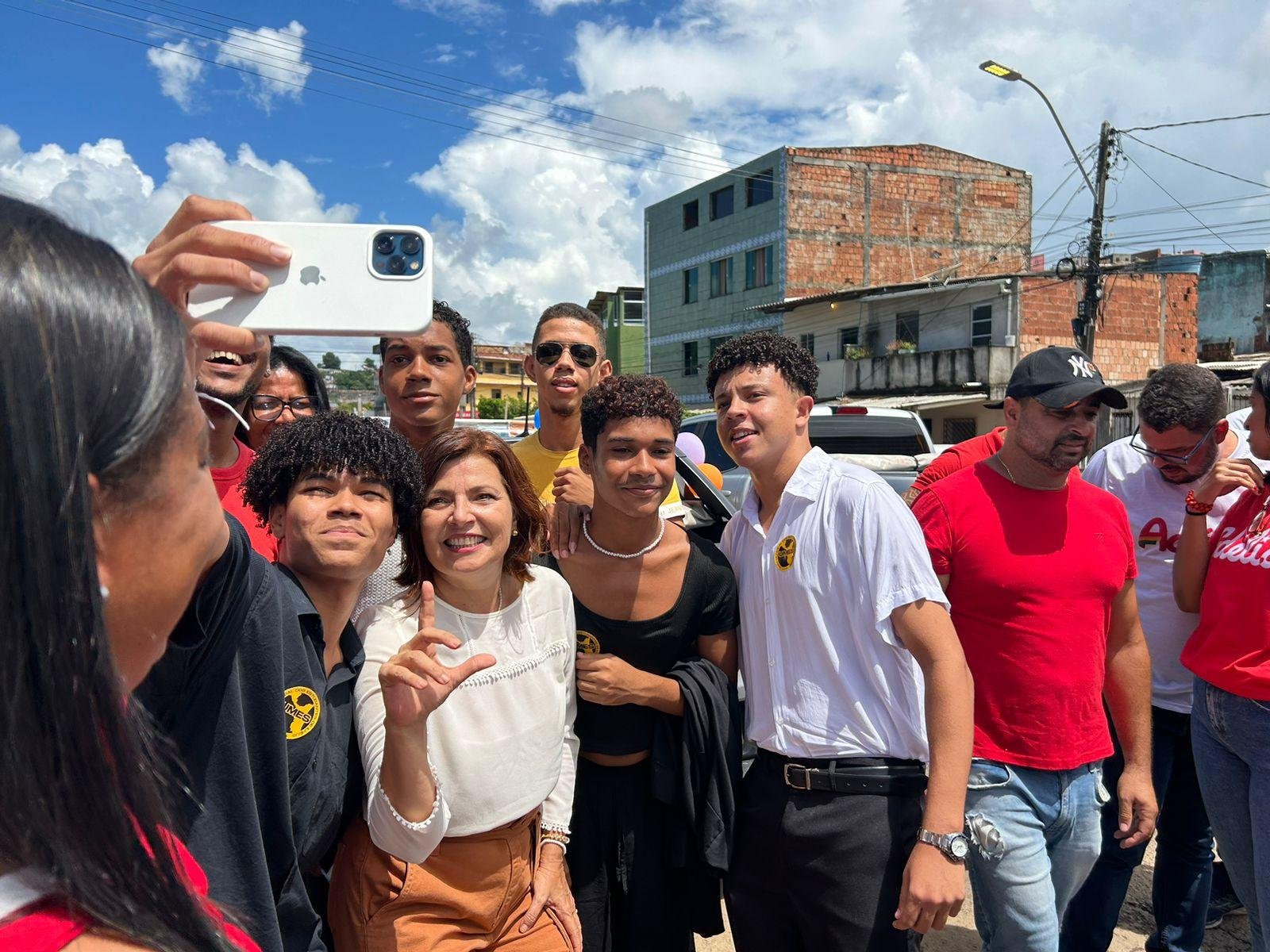 ADÉLIA PINHEIRO DESEMBARCA EM ILHÉUS E REALIZA CARREATA