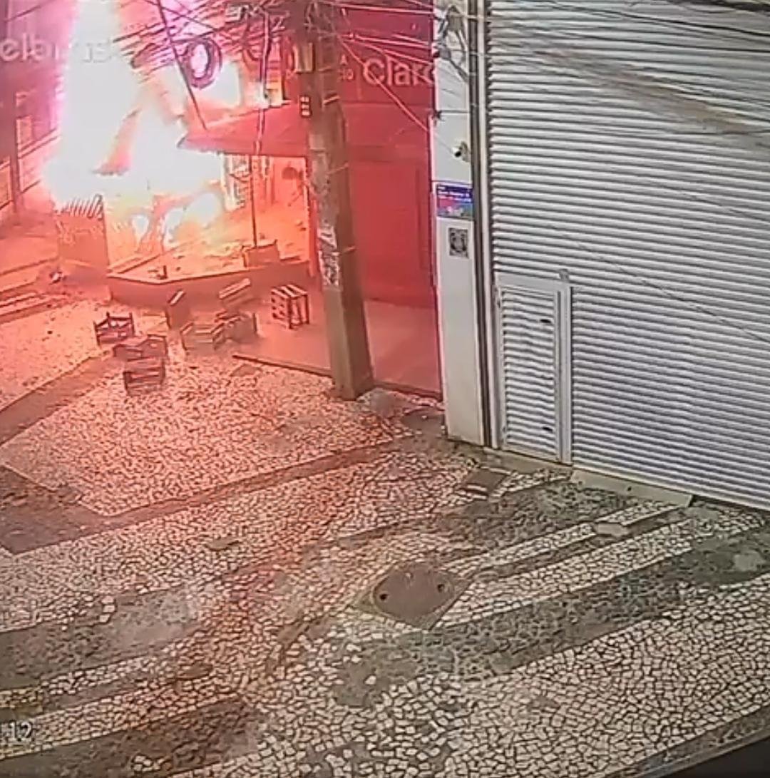 CÂMERAS MOSTRAM QUE INCÊNDIO EM FLORICULTURA DE ILHÉUS FOI CRIMINOSO