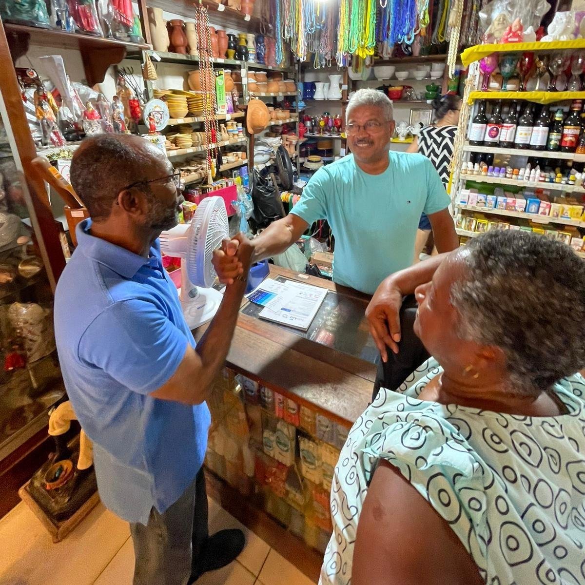 BEBETO GALVÃO VISITA COMERCIANTES DI MALHADO, EM ILHÉUS 