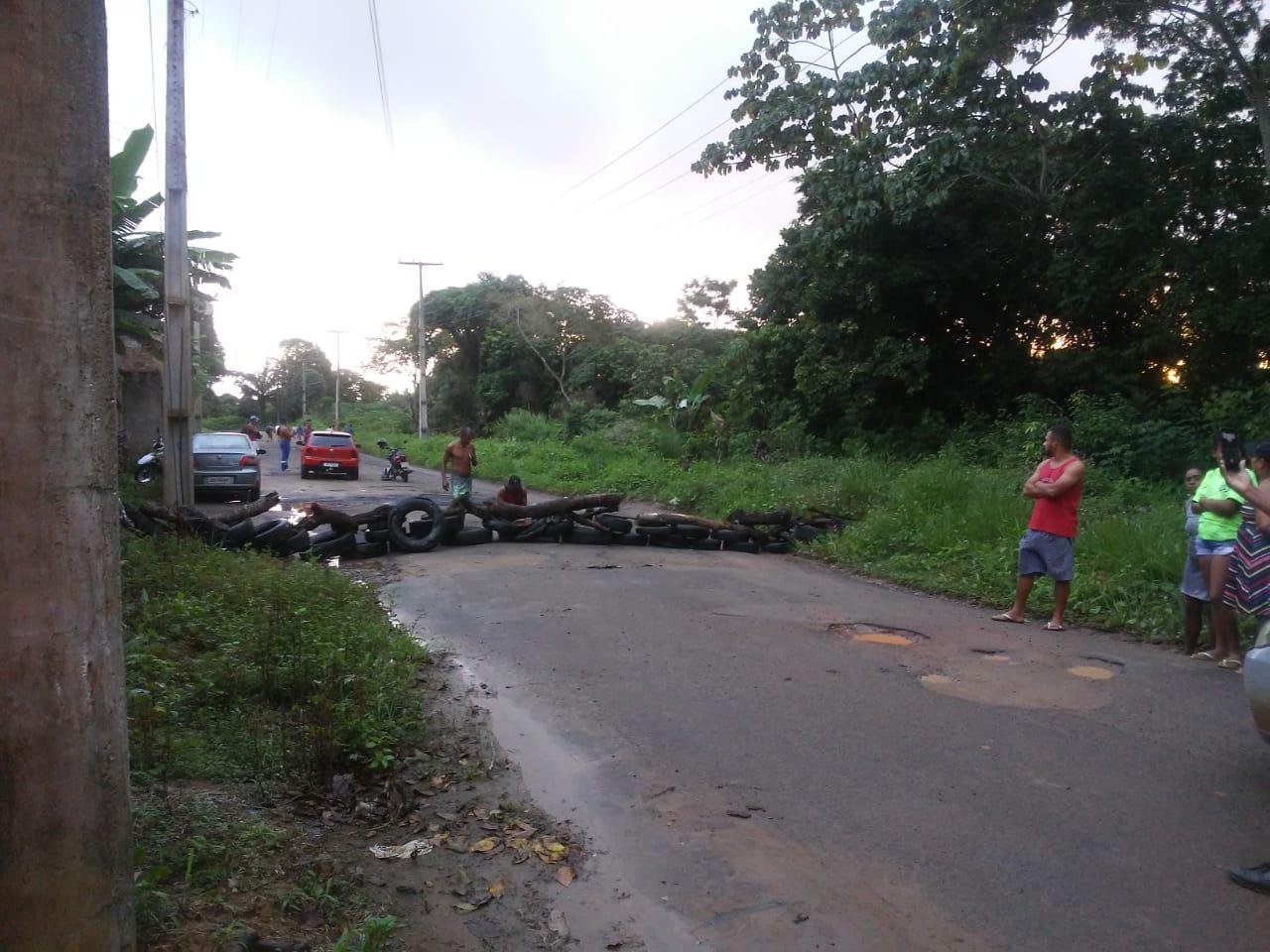 MANIFESTANTES PROTESTAM NA RODOVIA ILHÉUS-BUERAREMA, NO COUTO