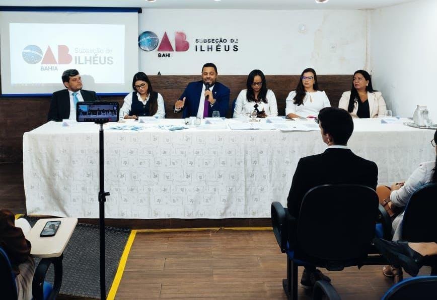NOVOS ADVOGADOS RECEBEM CARTEIRA DA OAB DURANTE SOLENIDADE EM ILHÉUS