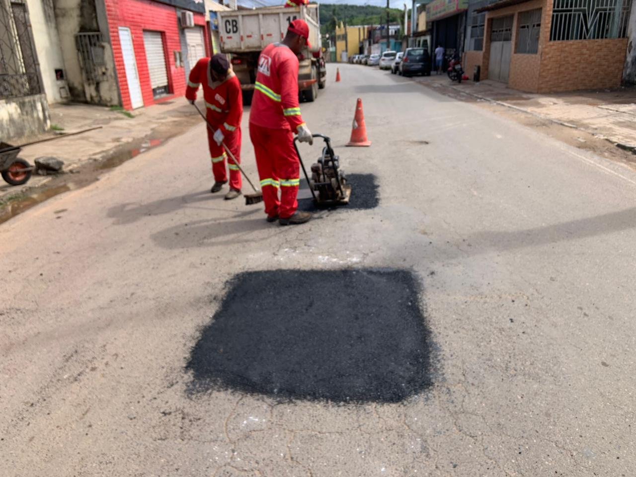 RUAS DE ILHÉUS RECEBEM SERVIÇOS DE PAVIMENTAÇÃO, TAPA-BURACO E OUTROS