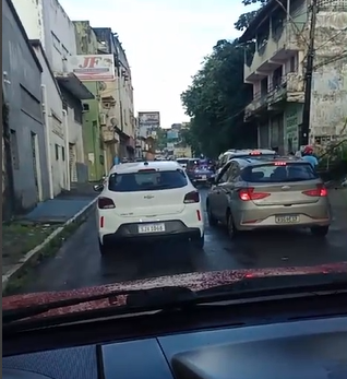 QUEDA DE ÁRVORE NA BR-415 CAUSA CAOS NO TRÂNSITO DE ILHÉUS NESTA SEGUNDA-FEIRA