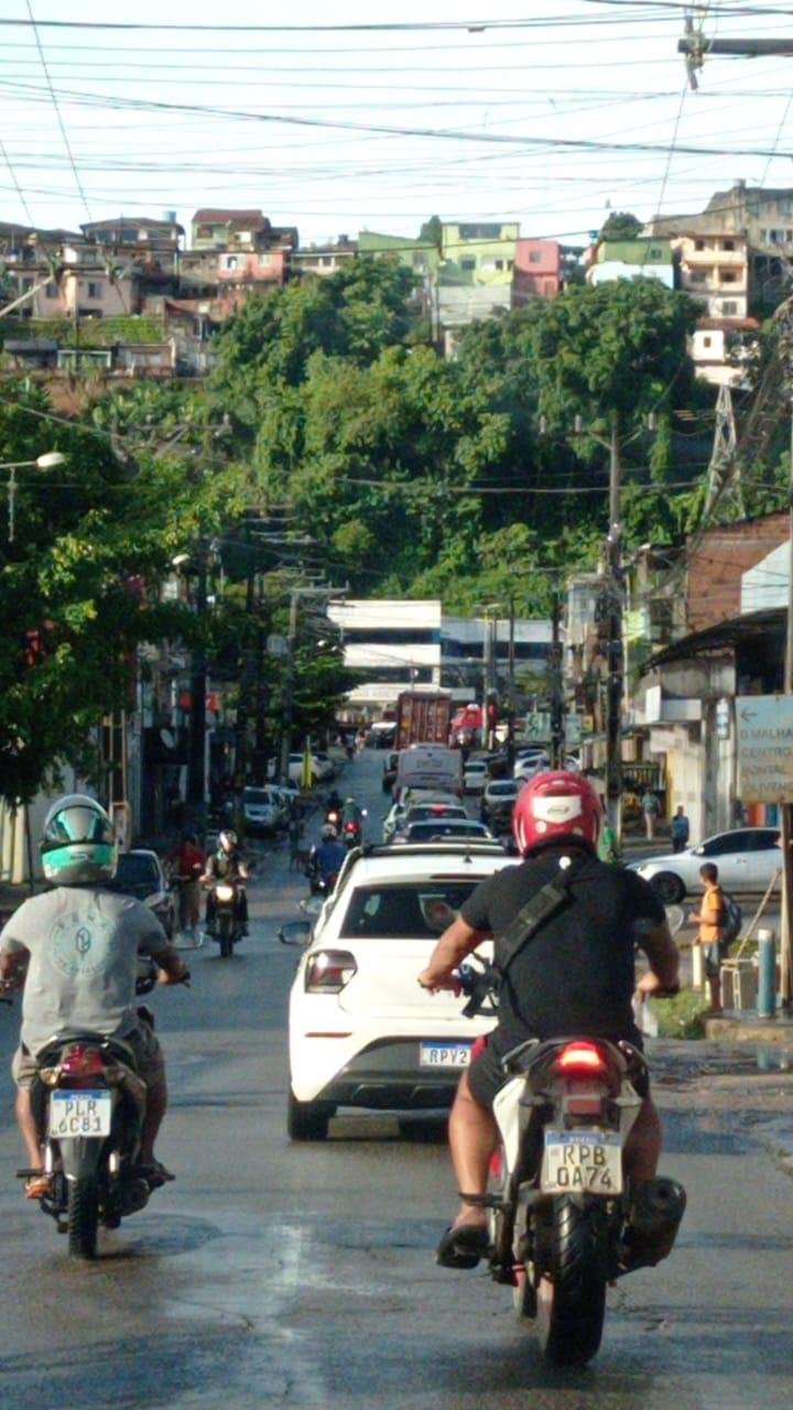 QUEDA DE ÁRVORE NA BR-415 CAUSA CAOS NO TRÂNSITO DE ILHÉUS NESTA SEGUNDA-FEIRA