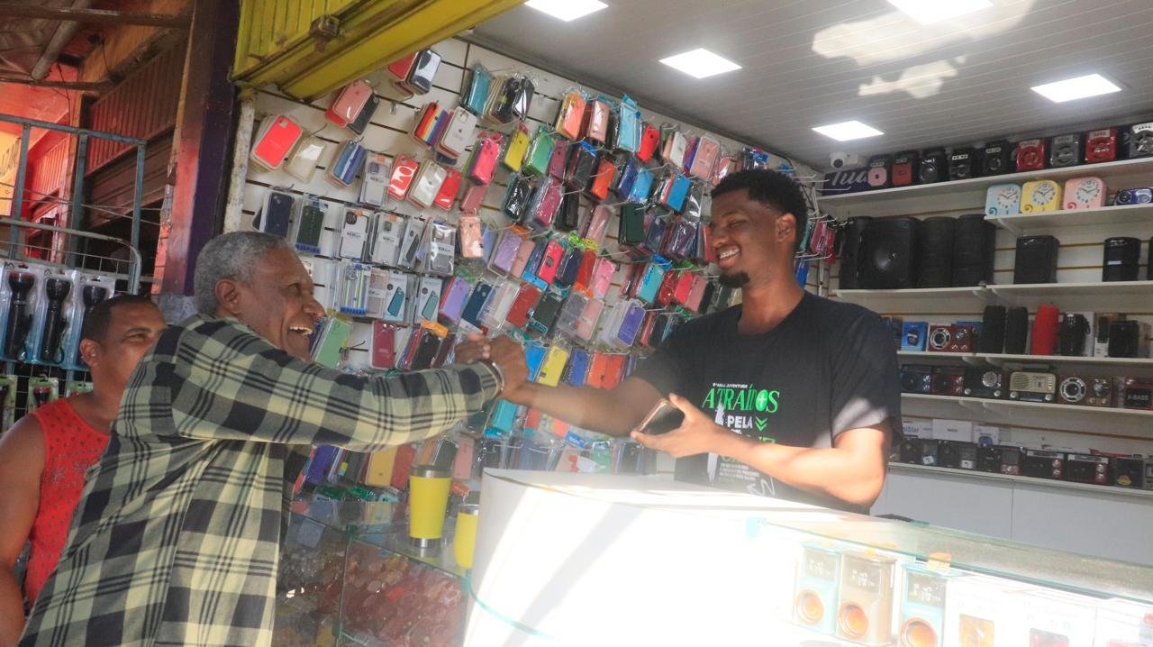 EM VISITA À CENTRAL DE ABASTECIMENTO DO MALHADO, AUGUSTÃO DEFENDE MAIS INVESTIMENTOS PARA AS FEIRAS