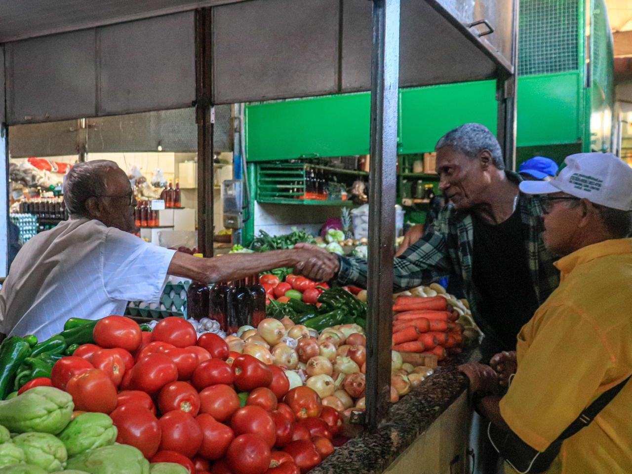 EM VISITA À CENTRAL DE ABASTECIMENTO DO MALHADO, AUGUSTÃO DEFENDE MAIS INVESTIMENTOS PARA AS FEIRAS