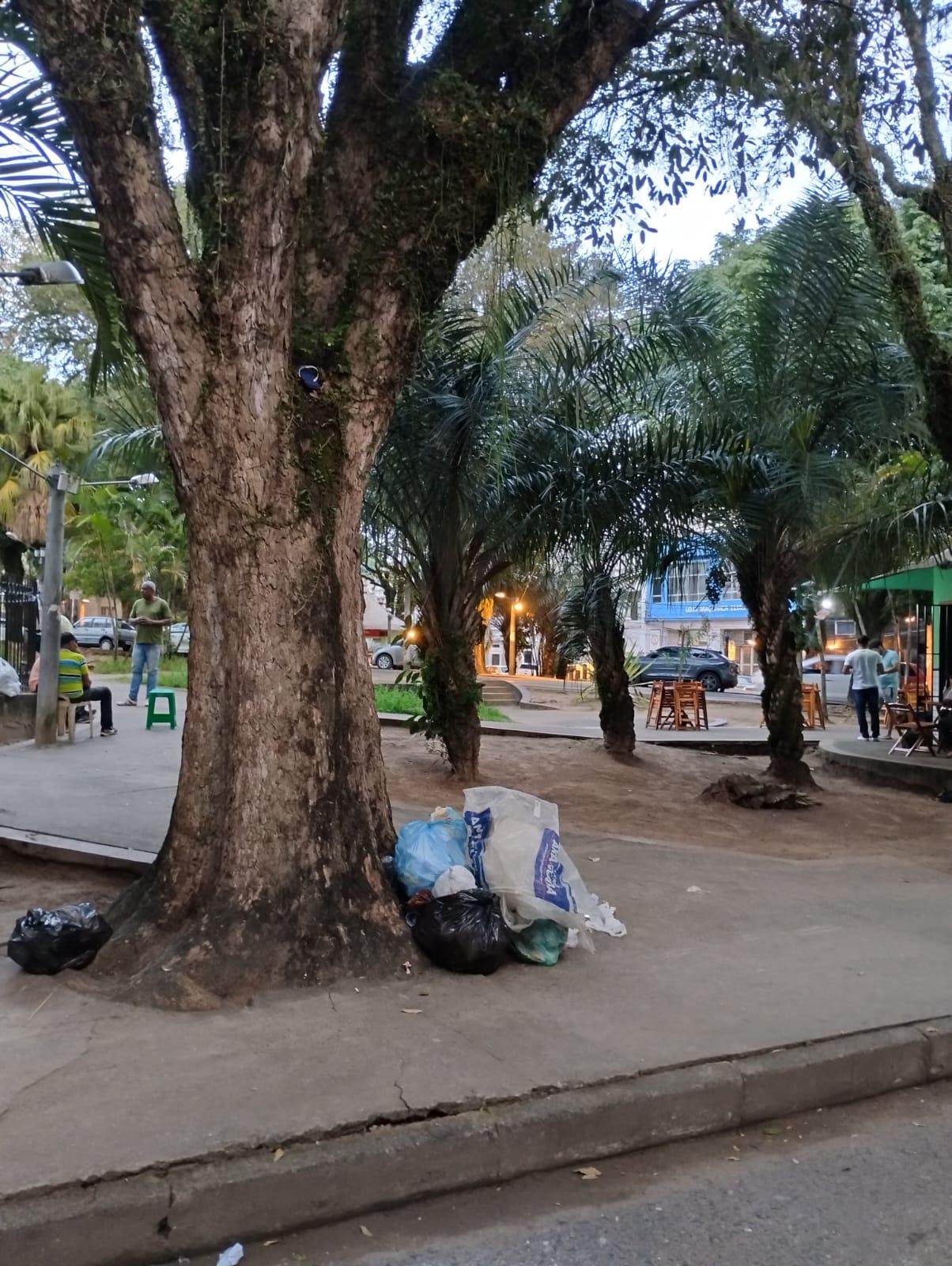 DENÚNCIA DE LIXO HOSPITALAR AO LADO DO PALÁCIO PARANAGUÁ EM ILHÉUS
