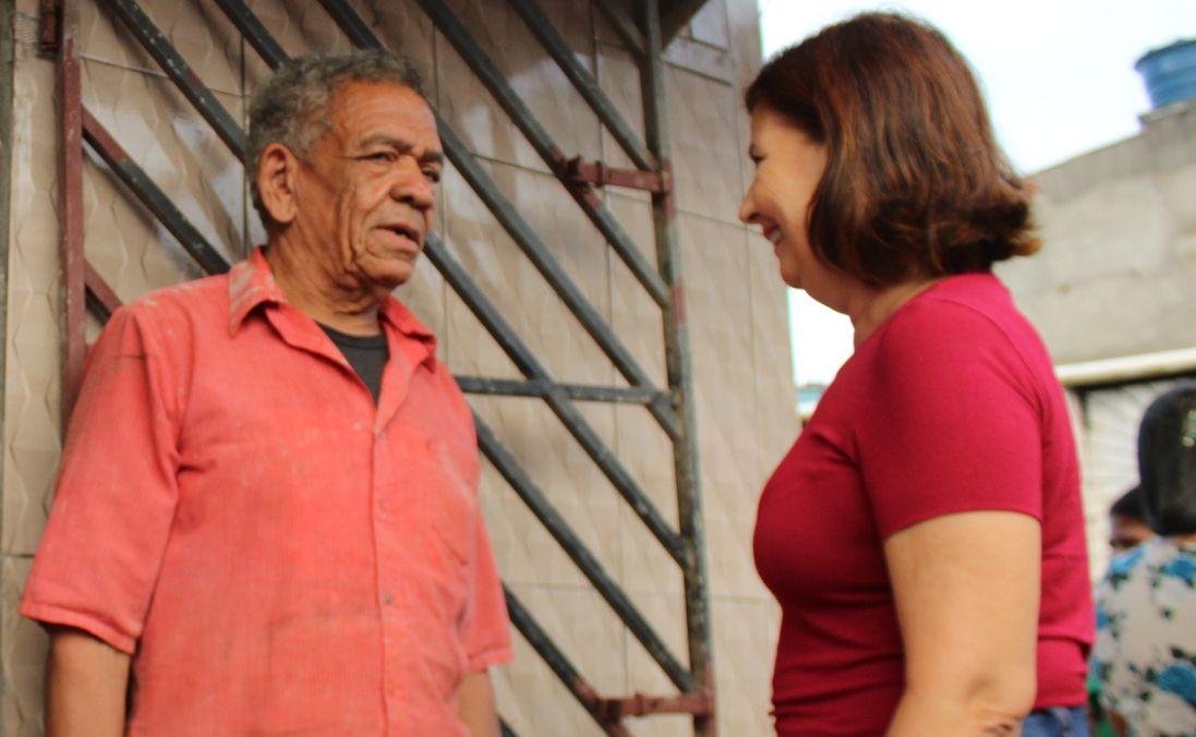 ADÉLIA PINHEIRO CONVERSA COM MORADORES DO TEOTÔNIO VILELA E DECLARA CONSTRUÇÃO DE CRECHES NO BAIRRO