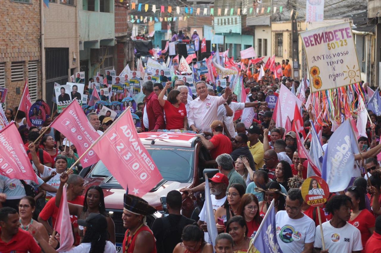 ”VIM PEDIR PARA O POVO DE ILHÉUS VOTAR NO 13, VOTAR EM ADÉLIA”, DIZ RUI, APÓS GRANDE CAMINHADA