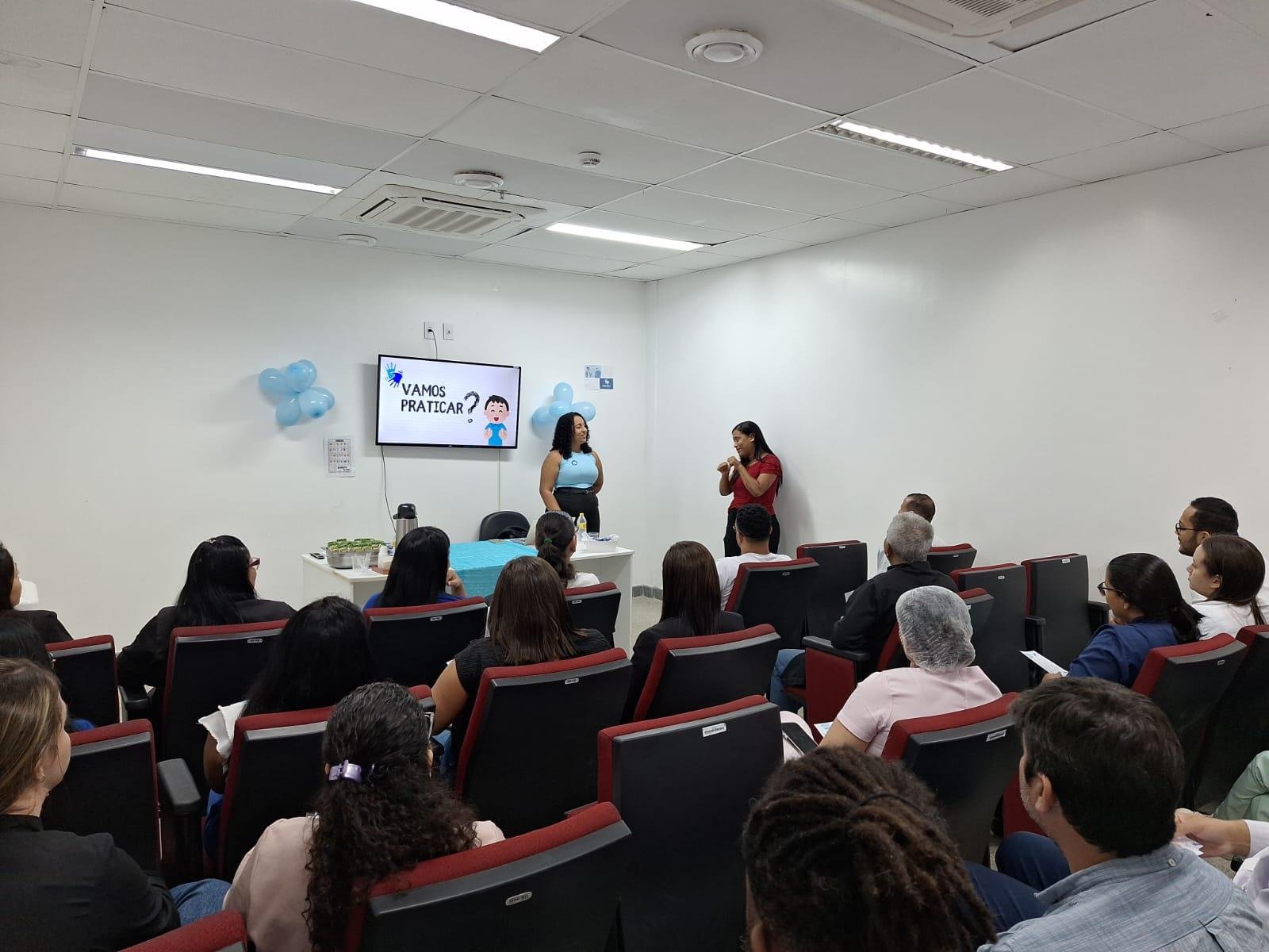 HRCC PROMOVE PALESTRA SOBRE COMUNIDADE SURDA E ORIENTAÇÕES BÁSICAS DE LIBRAS