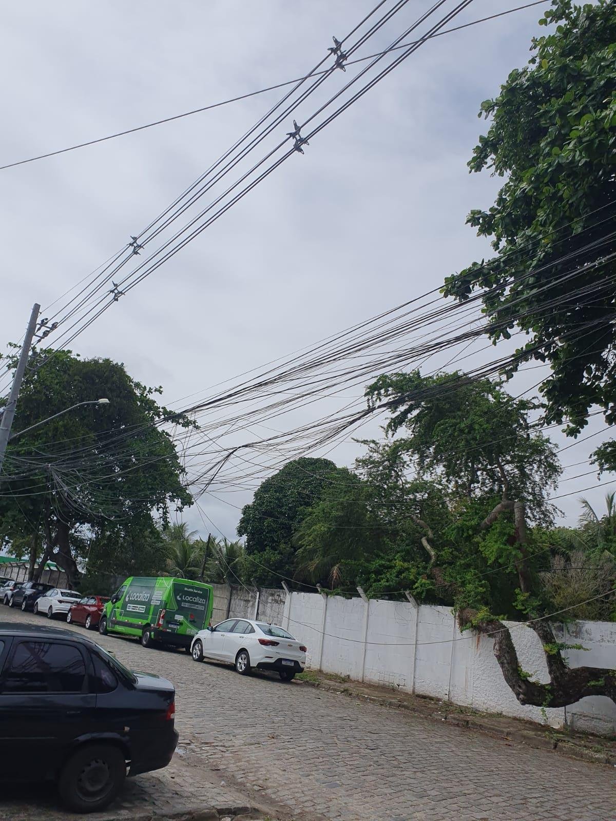 MORADORES DENUNCIAM EMPRESAS DE INTERNET QUE DEIXAM CABOS INATIVOS EXPOSTOS EM RUA DE ILHÉUS
