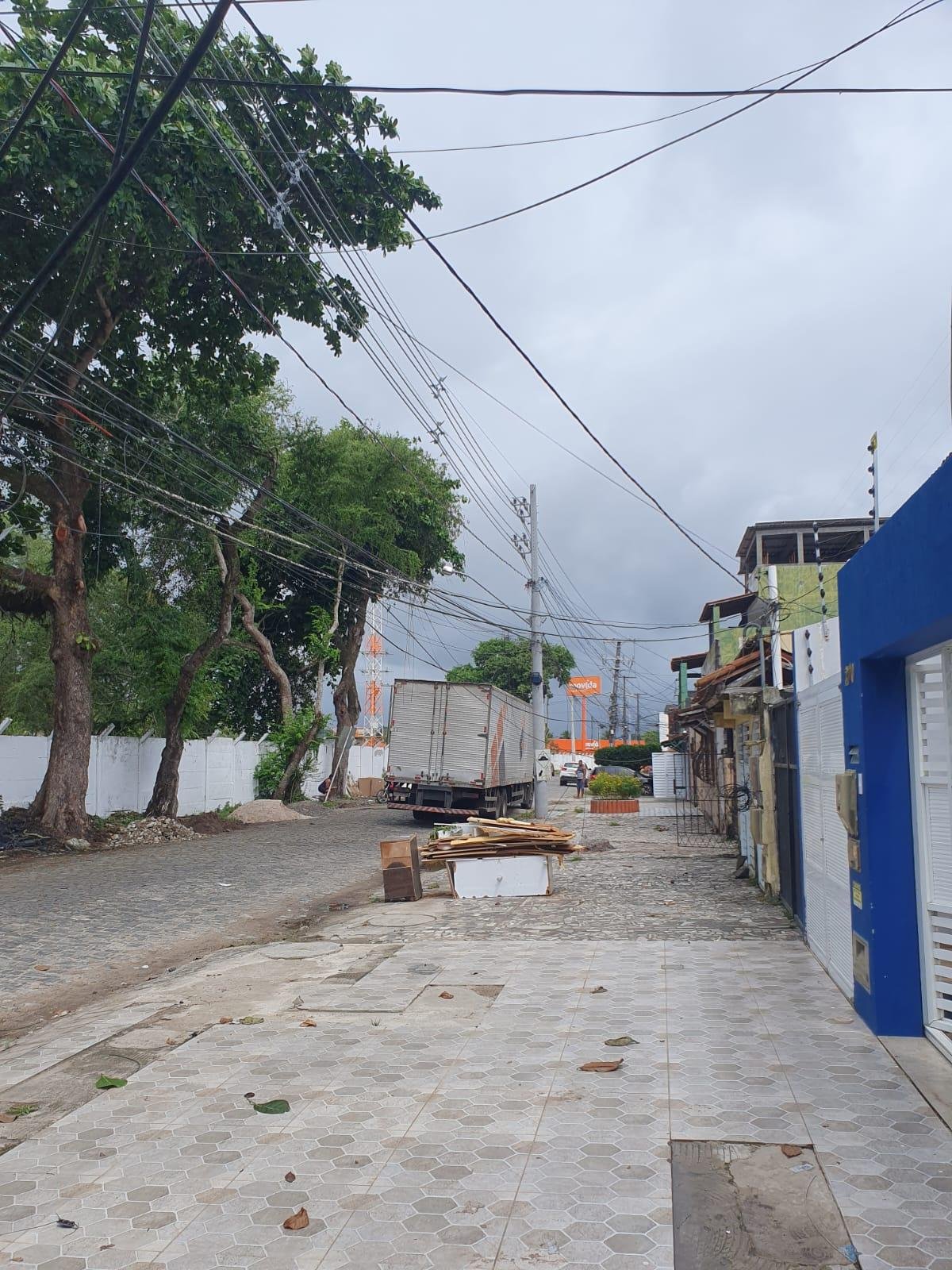 MORADORES DENUNCIAM EMPRESAS DE INTERNET QUE DEIXAM CABOS INATIVOS EXPOSTOS EM RUA DE ILHÉUS