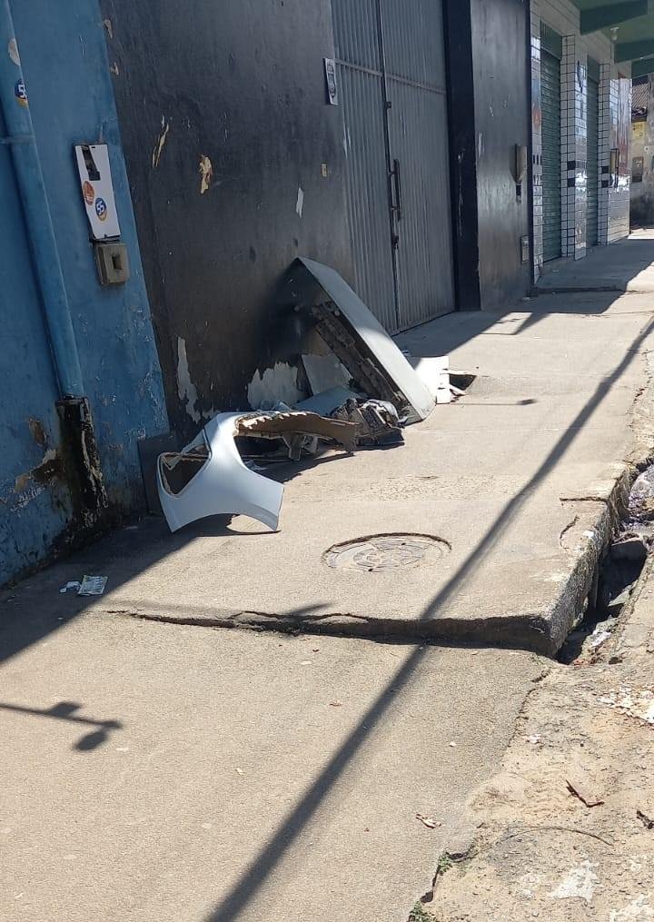 OFICINA NA AVENIDA ITABUNA DESCARTA RESTOS DE CHAPARIA EM CALÇADA