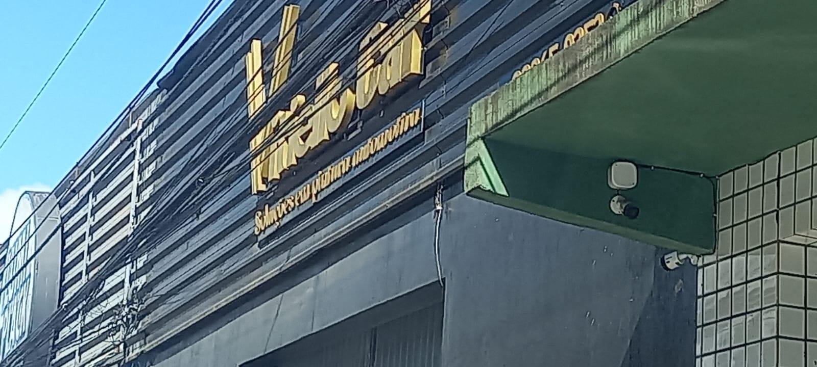 OFICINA NA AVENIDA ITABUNA DESCARTA RESTOS DE CHAPARIA EM CALÇADA
