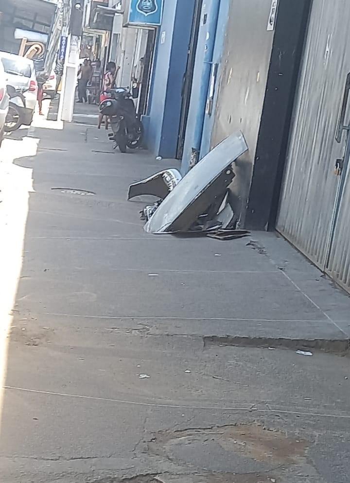 OFICINA NA AVENIDA ITABUNA DESCARTA RESTOS DE CHAPARIA EM CALÇADA