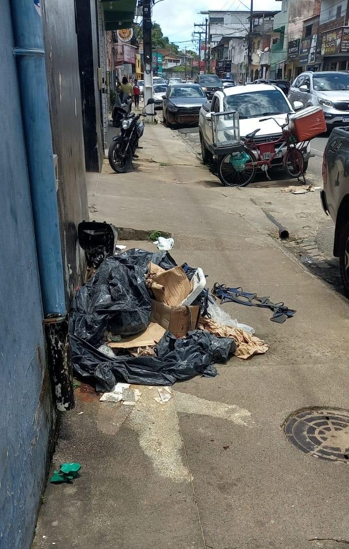OFICINA NA AVENIDA ITABUNA DESCARTA RESTOS DE CHAPARIA EM CALÇADA
