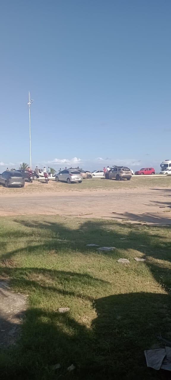 CARRO CAPOTA NO CENTRO DE ILHÉUS E CAUSA ENGARRAFAMENTO NA PONTE JORGE AMADO