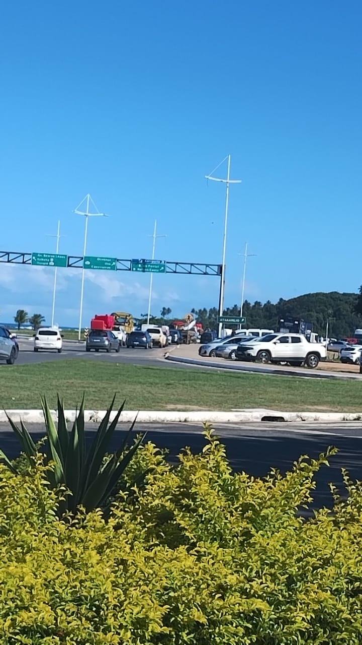 CARRO CAPOTA NO CENTRO DE ILHÉUS E CAUSA ENGARRAFAMENTO NA PONTE JORGE AMADO