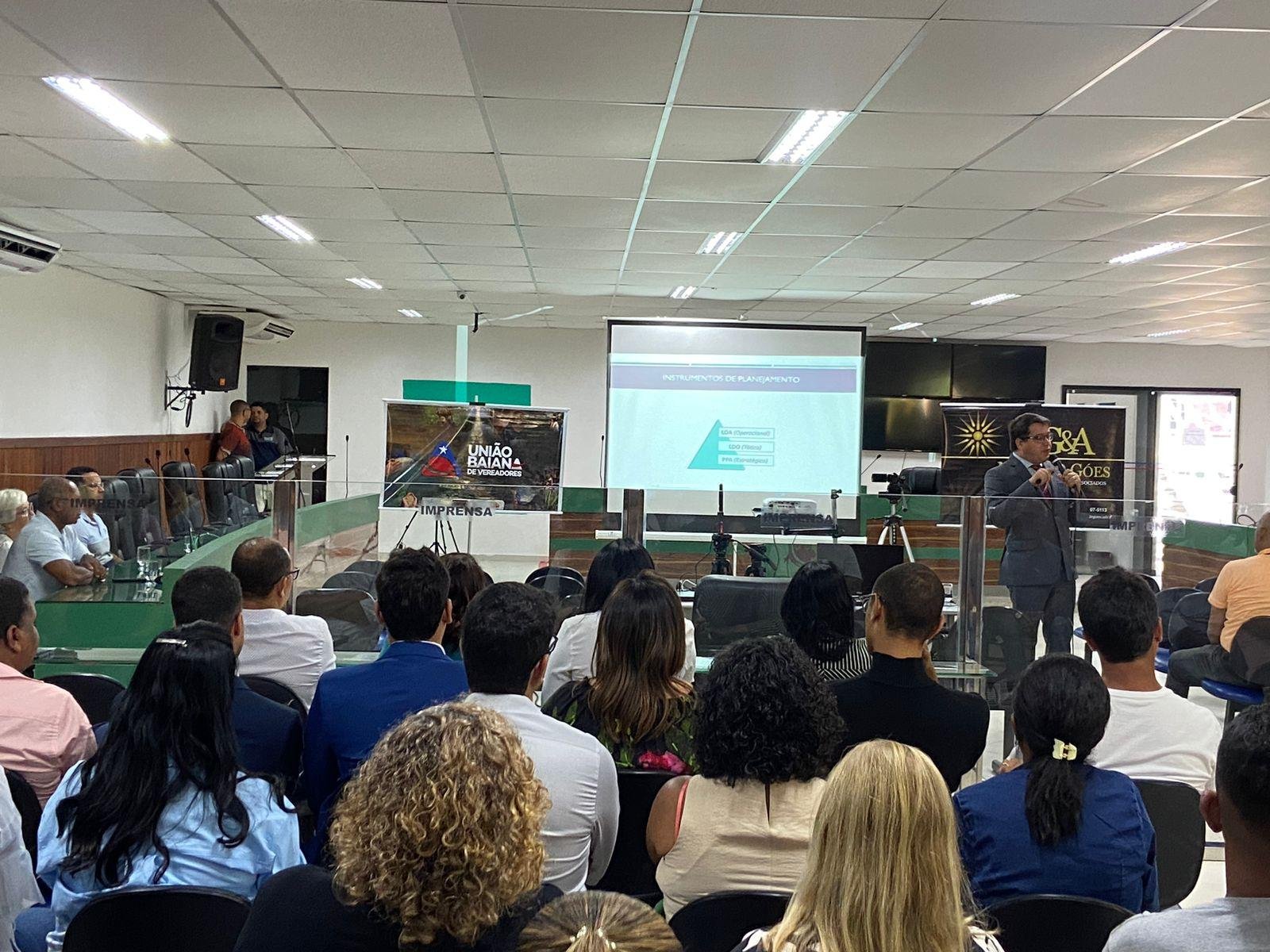SEMINÁRIO EM ILHÉUS ABORDA COMUNICAÇÃO, ORÇAMENTO E O PAPEL DO VEREADOR
