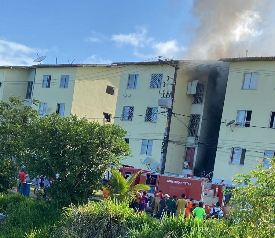 INCÊNDIO ATINGE APARTAMENTO E ASSUSTA MORADORES DE CONDOMÍNIO EM ILHÉUS