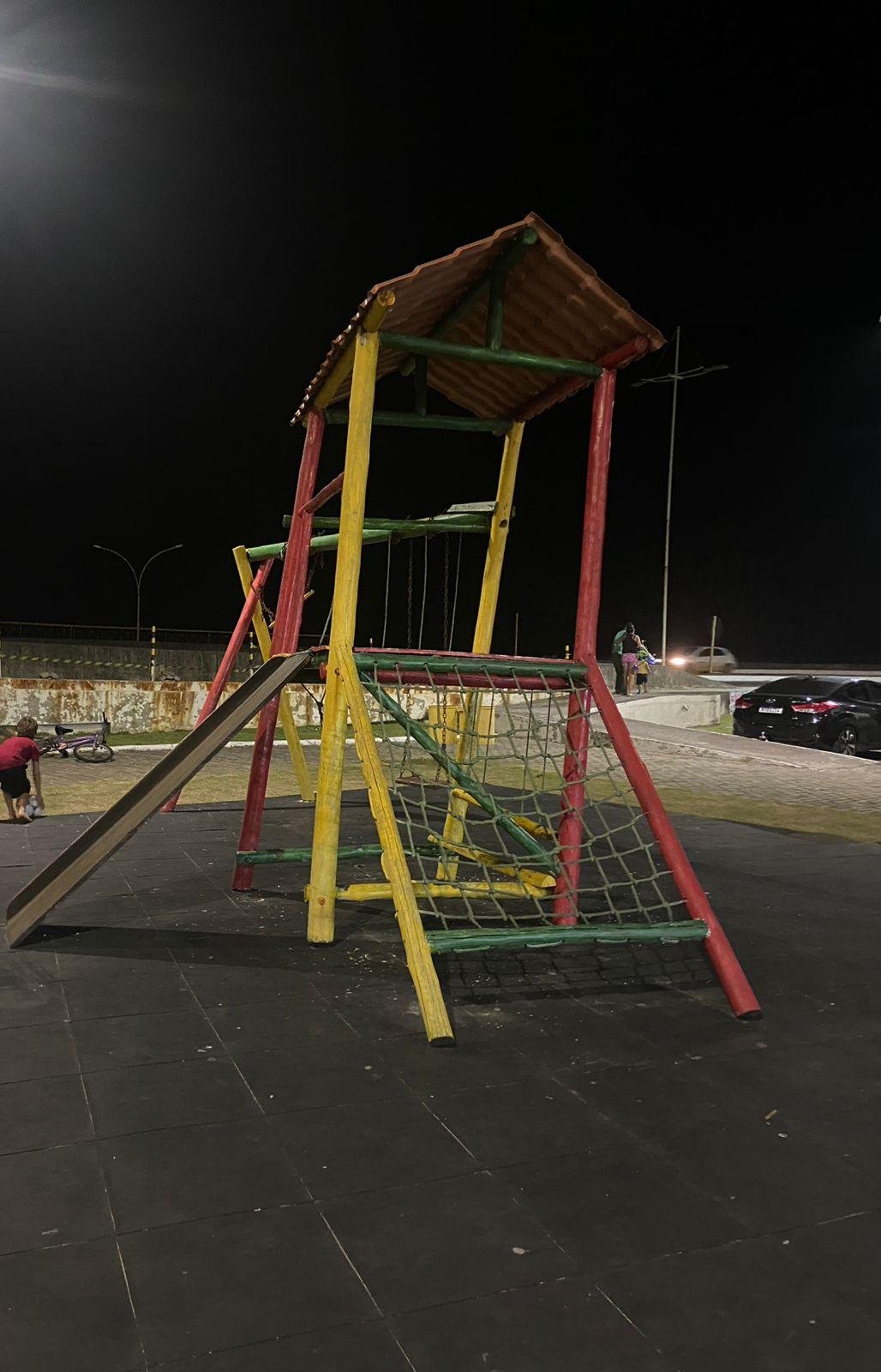 PARQUINHO PÚBLICO DE ILHÉUS OFERECE RISCOS AOS USUÁRIOS, COM EQUIPAMENTOS QUEBRADOS