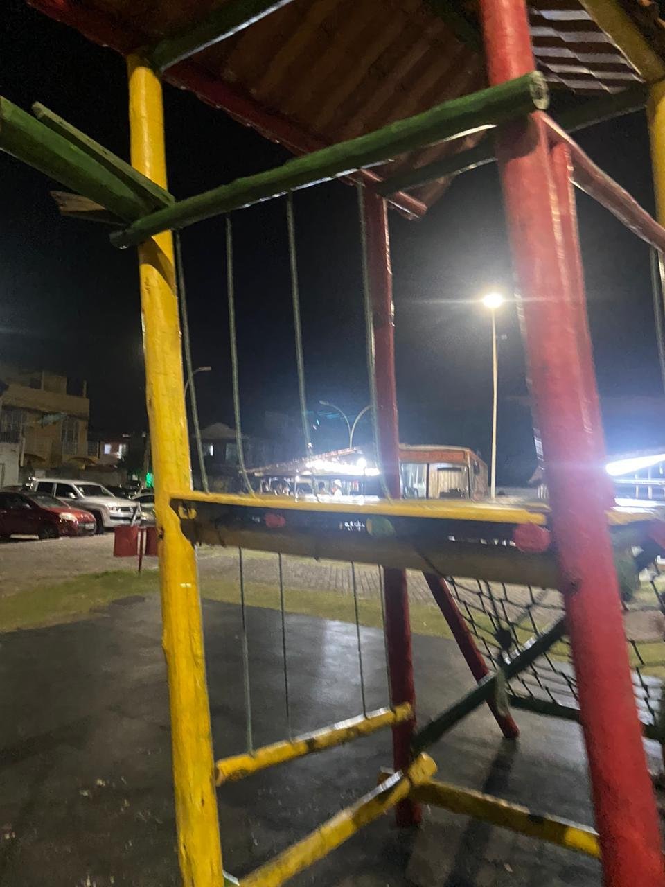 PARQUINHO PÚBLICO DE ILHÉUS OFERECE RISCOS AOS USUÁRIOS, COM EQUIPAMENTOS QUEBRADOS