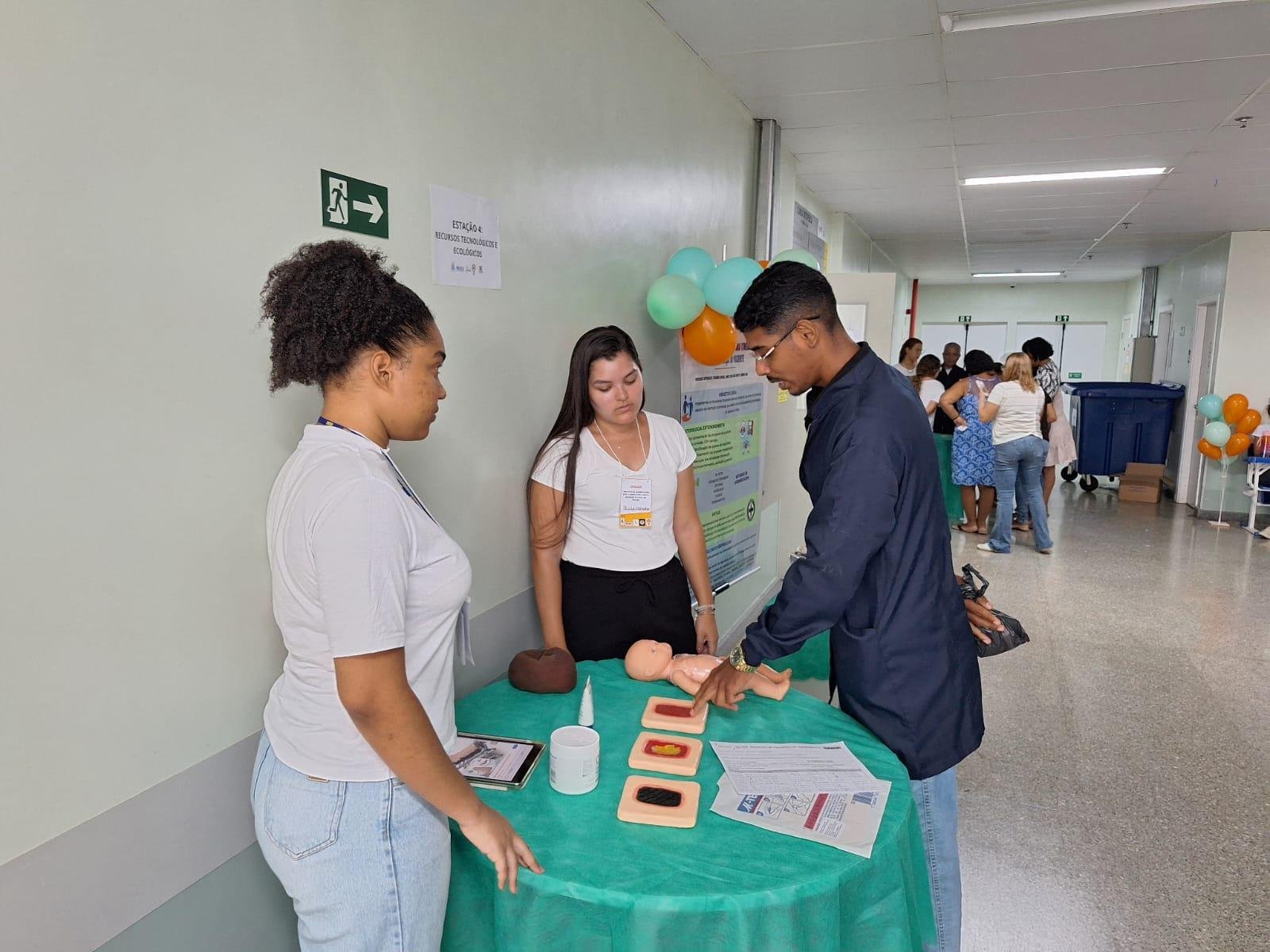 HRCC ORIENTA ACOMPANHANTES PARA CUIDADO COLABORATIVO E PREVENÇÃO DE LESÃO POR PRESSÃO