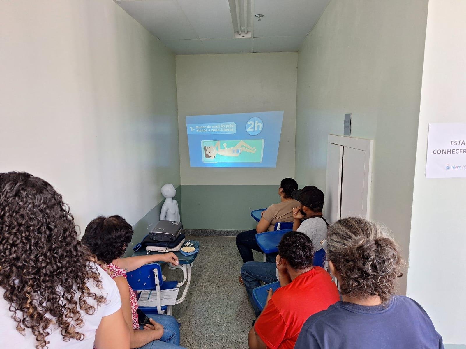 HRCC ORIENTA ACOMPANHANTES PARA CUIDADO COLABORATIVO E PREVENÇÃO DE LESÃO POR PRESSÃO